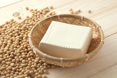 ざるに乗った豆腐と大豆