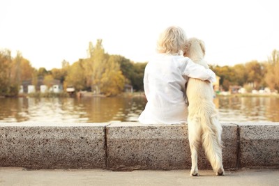 女性と寄り添う犬