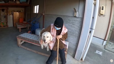 おばあちゃんに寄り添って…