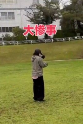 後ろをふり返って立ちすくむ女性
