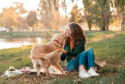 女性に近づいていく犬