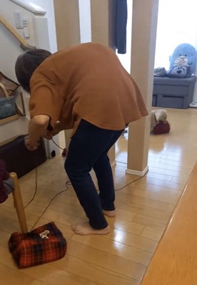 毛糸をたどるおばあちゃんと犬