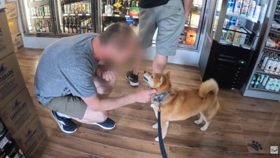 酒屋のおじさんにオヤツをもらいました♪