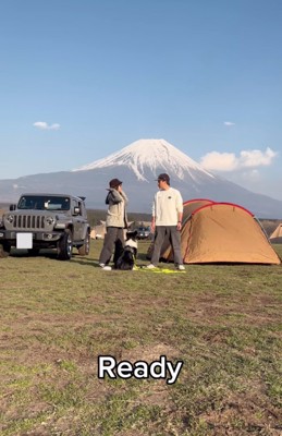 犬を挟んで向き合う男女