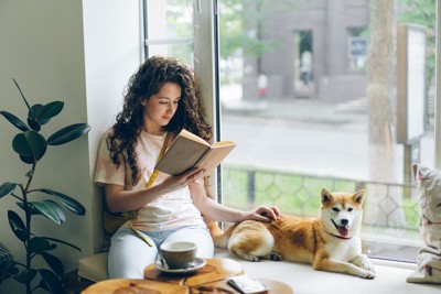 柴犬と女性