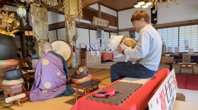 お経を唱えながら太鼓を叩く住職