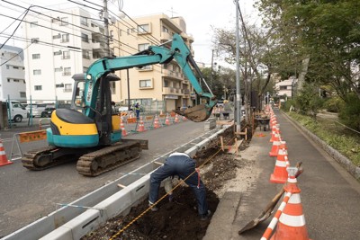 道路工事、並べられた赤白のパイロン