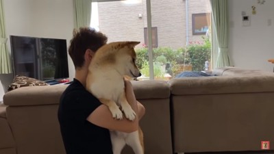 弟さんに抱っこされるキュウちゃん