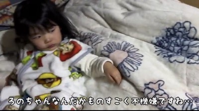 毛布にもたれる子ども