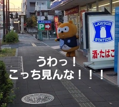 犬に向かって手を振る着ぐるみ