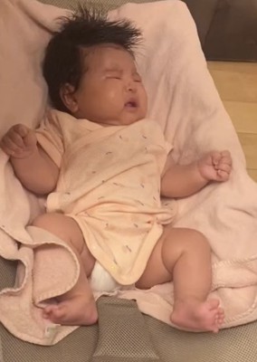 バウンサーで泣く赤ちゃん
