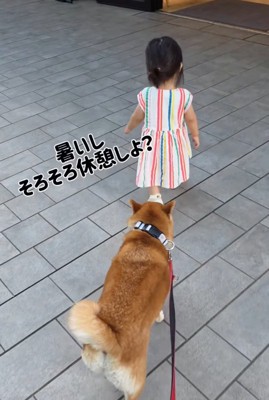 お店に向かって歩く女の子