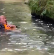 ライフジャケットを着て川に浮かぶ男性