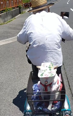 おじいちゃんと自転車に乗るすずちゃん