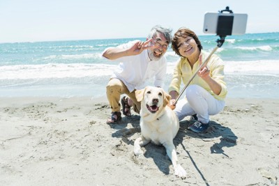 犬と写真を撮る夫婦