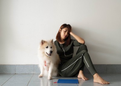 犬と元気のない女性