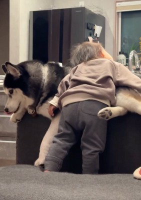 もたれかかるようにハグ