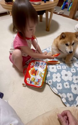 体温を測ろうとする娘さん