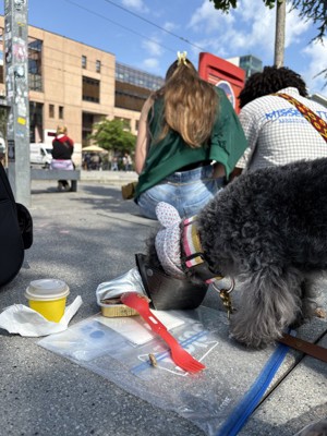 リヨン駅前で朝食を食べるエマ