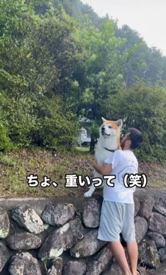 抱っこを試みる飼い主さん