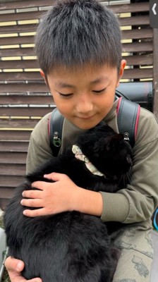 抱きしめる男の子