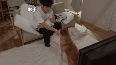 パパがミルクをあげてると…