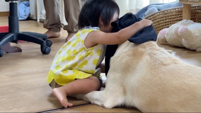たわむれる2人