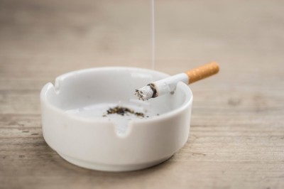 煙が上がるタバコ