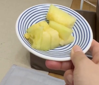 皿に盛られたメロン