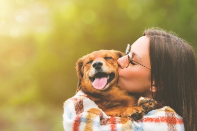 犬にキスする女性