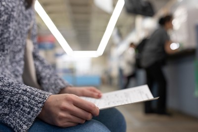 窓口に書類を提出しに行く女性