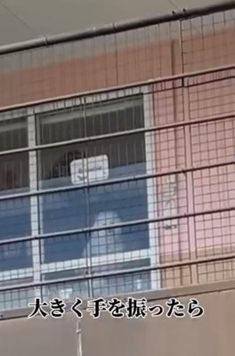 手を振る投稿主さん