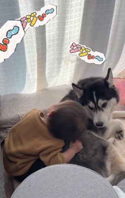 ジジちゃんに抱きつく赤ちゃん