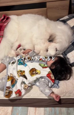 向き合って寝る2人♡