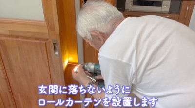 工具を持って作業をするおじいちゃん