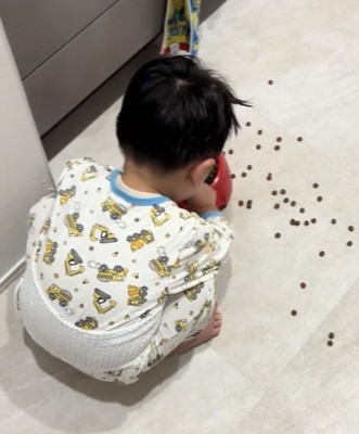 ごはんを拾い集める子ども