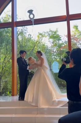 抱っこされるチャックくん