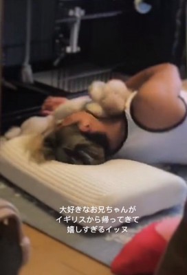 ワンコを抱えるお兄ちゃん