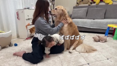 2人の間に体をねじ込ませ…