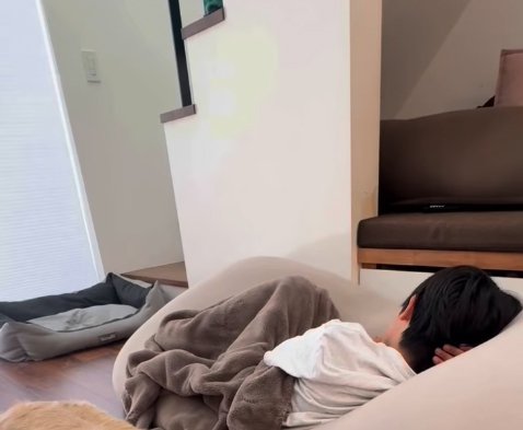 横になっている長男