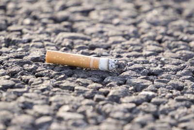 道路に捨てられたタバコの吸い殻