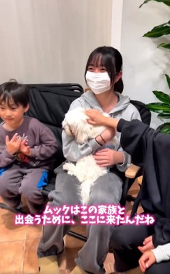 ご家族に抱っこされるムックくん