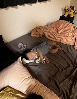 ベッドで眠る赤ちゃん
