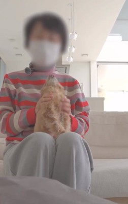 ばぁばを見るあのちゃん