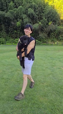 女性に話しかけられる男性