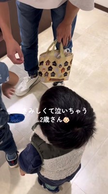 立ち止まっている兄弟と大人