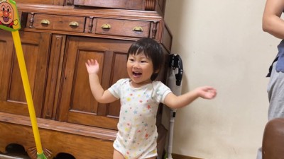 「バイバイ!」を繰り返す女の子