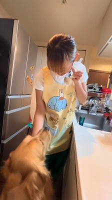 哺乳瓶を頬に当てる飼い主