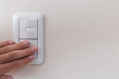 スイッチを操作する手