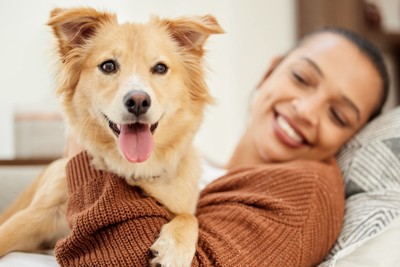 女性と犬